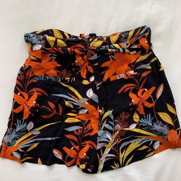 Floral paper bag shorts - Picture 2 of 3